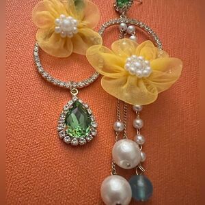 🌼 Betsey Johnson uniquely designed drop dangle mismatched earrings 🌼